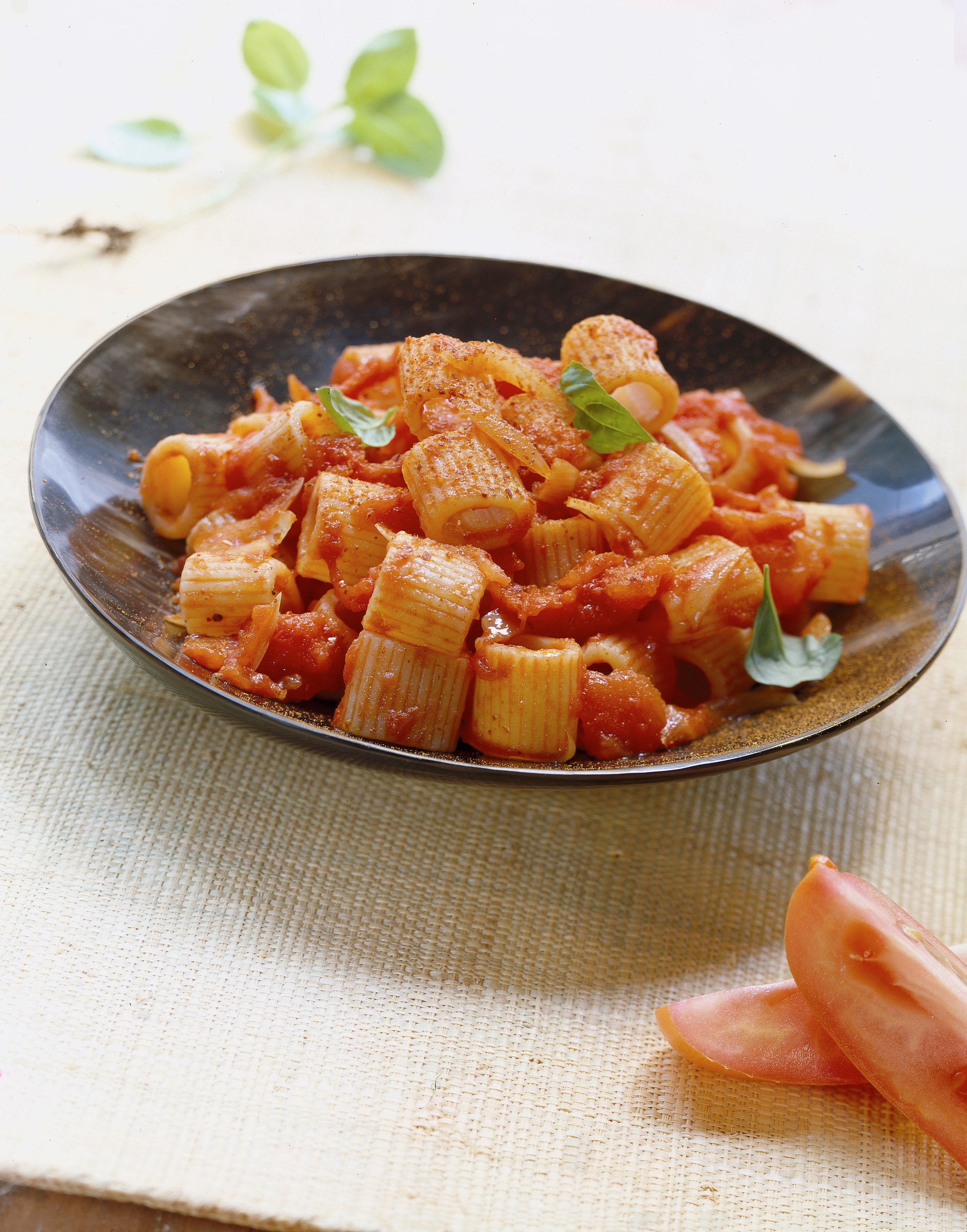 Ricetta Mezze Maniche Con Sugo Rosso E Pecorino Donna Moderna