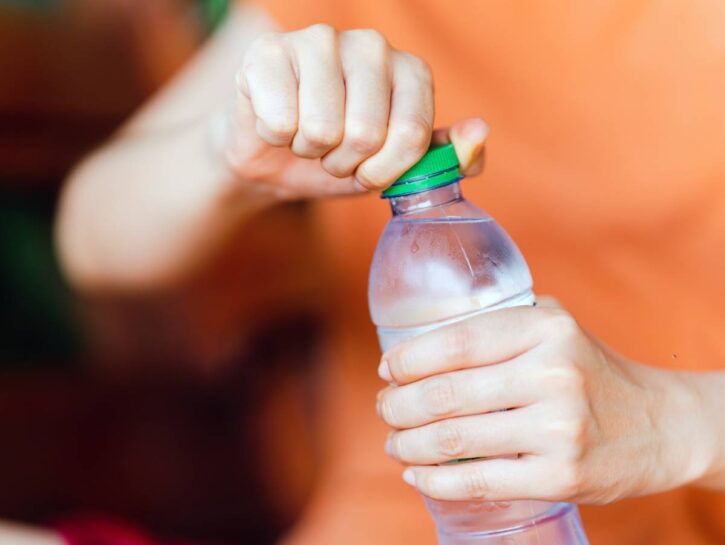 Perché i nuovi tappi sono attaccati alle bottiglie di plastica Donna