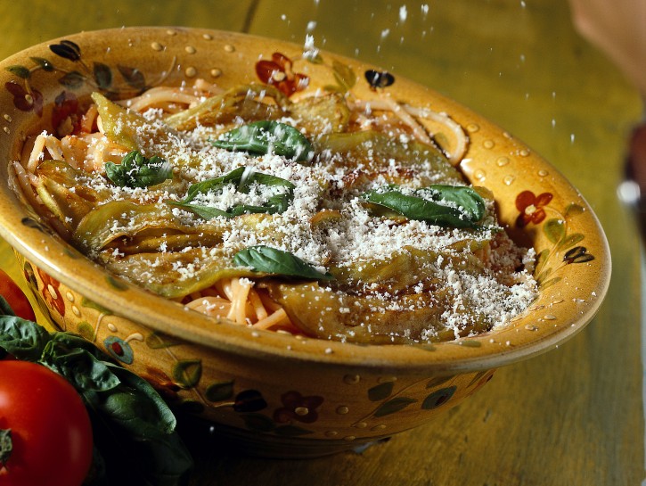 Ricetta Spaghetti con sugo di melanzane e ricotta - Donna ...