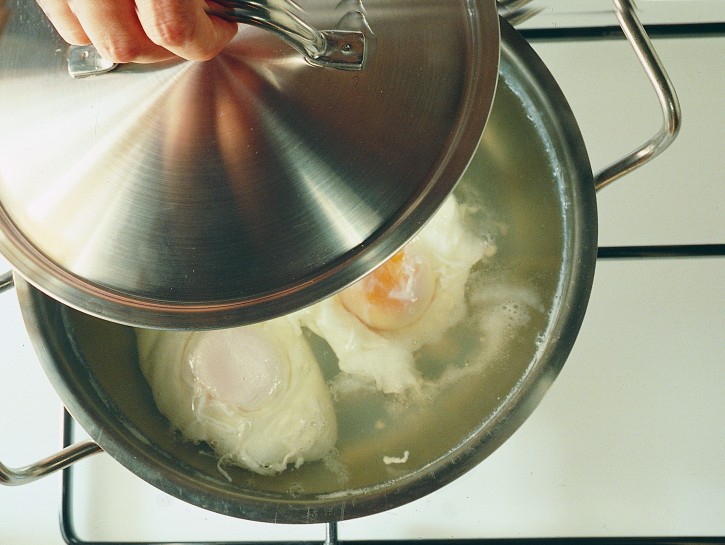 Ricetta Uova in camicia con salsa - Donna Moderna