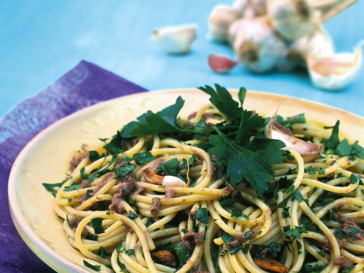 Spaghetti integrali con acciughe, prezzemolo e briciole - Casa di Vita