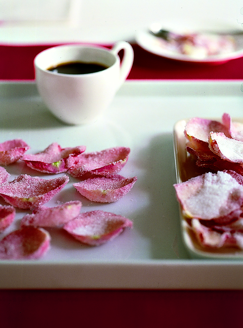 Petali di rosa brinati. Ricetta idonea per ogni tipo di fiore e frutta  decorativa