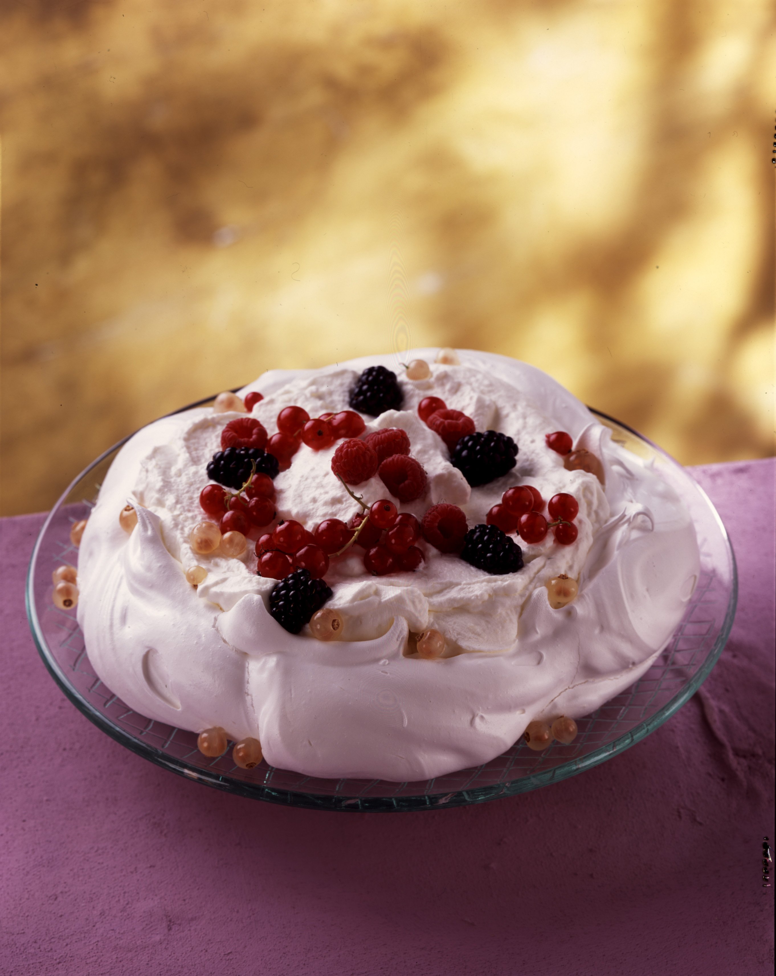 Ricetta Pavlova Con Panna E Frutti Di Bosco - Donna Moderna