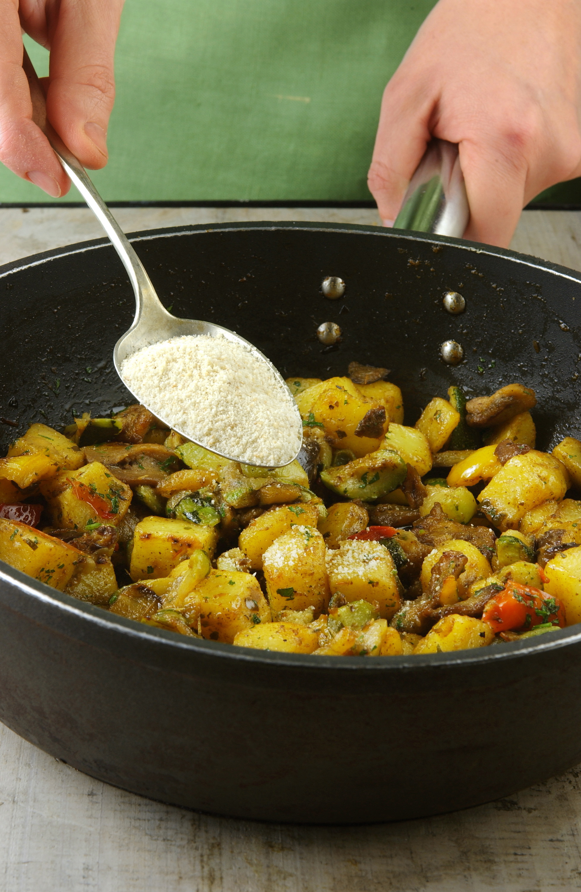 Ricetta Rigatoni farciti di verdure miste e gratinati al ...