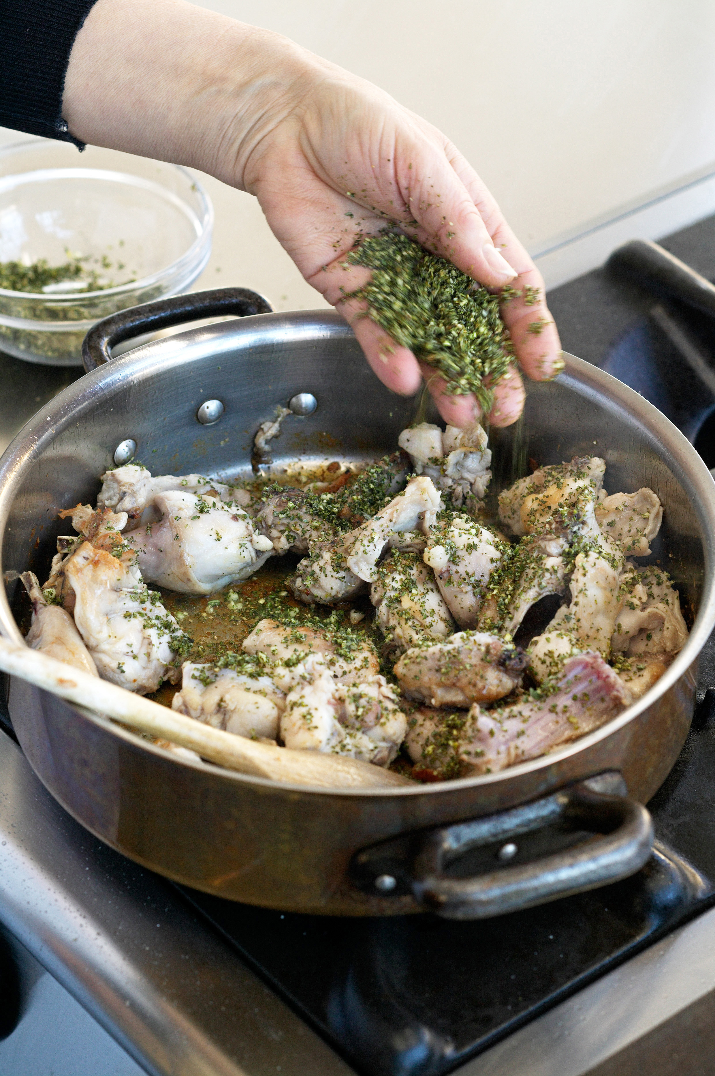 Ricetta Coniglio con olive e pinoli alla ligure - Donnamoderna