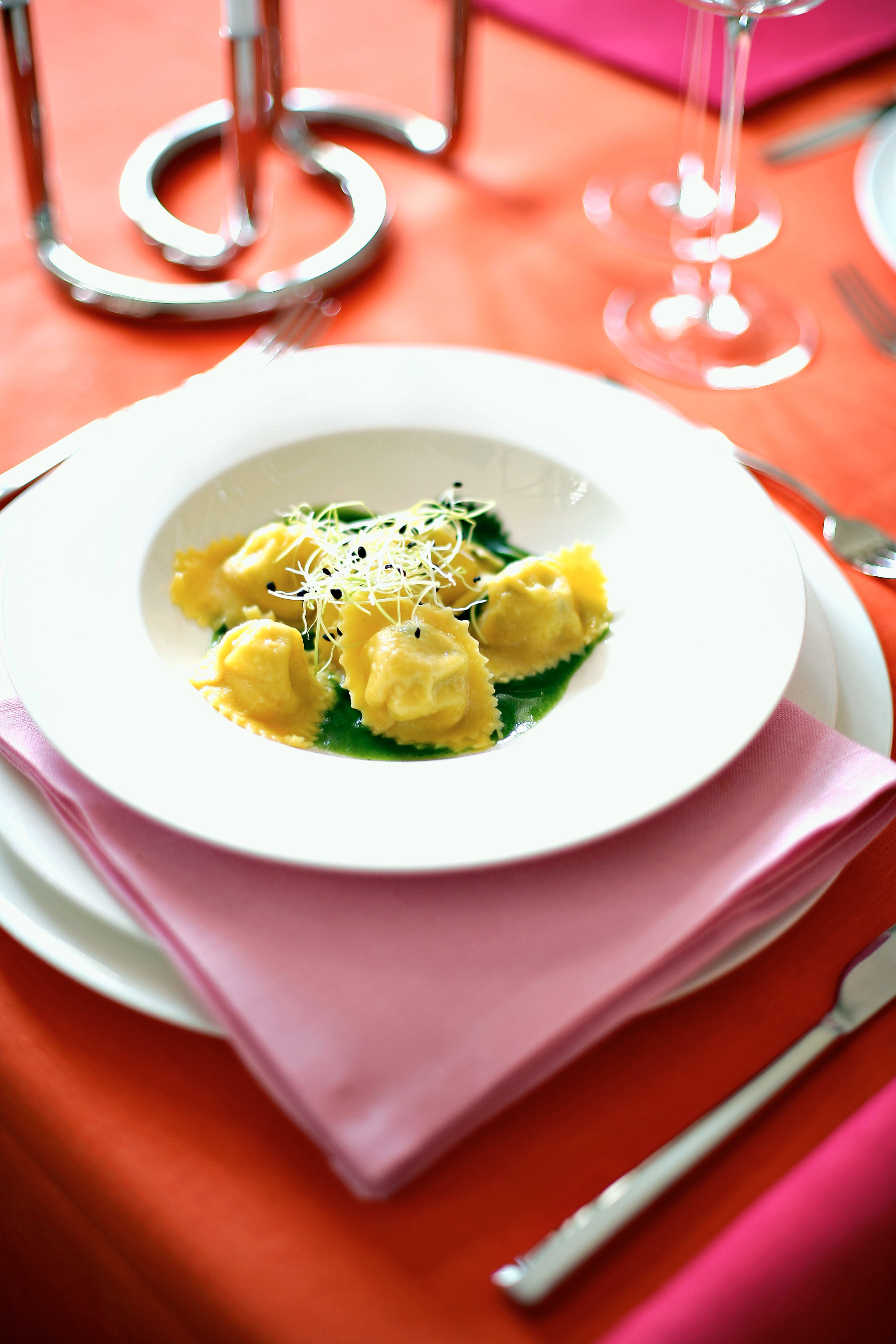 Ricetta Ravioli Di Ricotta Ed Erbette Alla Crema Di Ortiche - Donna Moderna