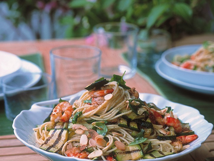 Ricetta Spaghetti gamberi e zucchine - Donna Moderna