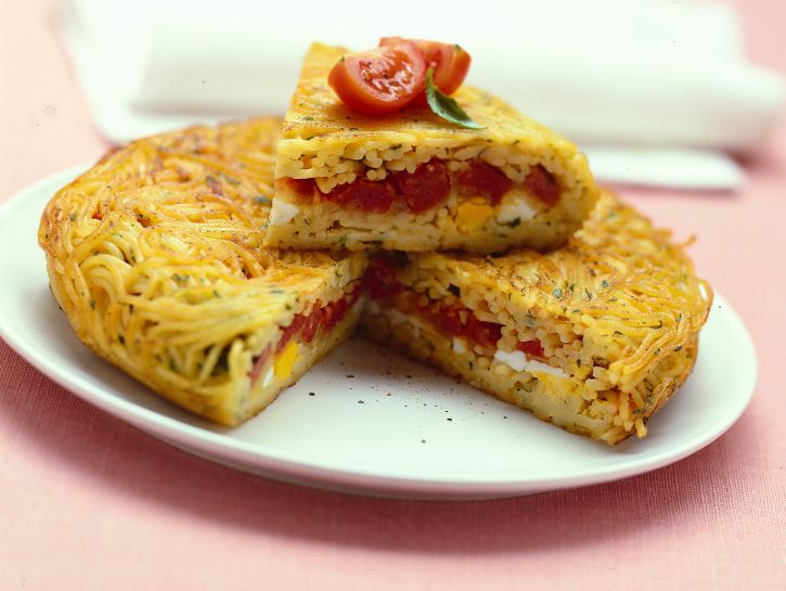 Ricetta Frittata di spaghetti farcita con uova e ...