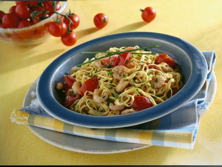 Ricetta Tagliolini con pomodori e gamberetti - Donna Moderna