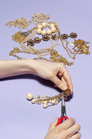 Con le perle si inventa un portachiavi - Donna Moderna