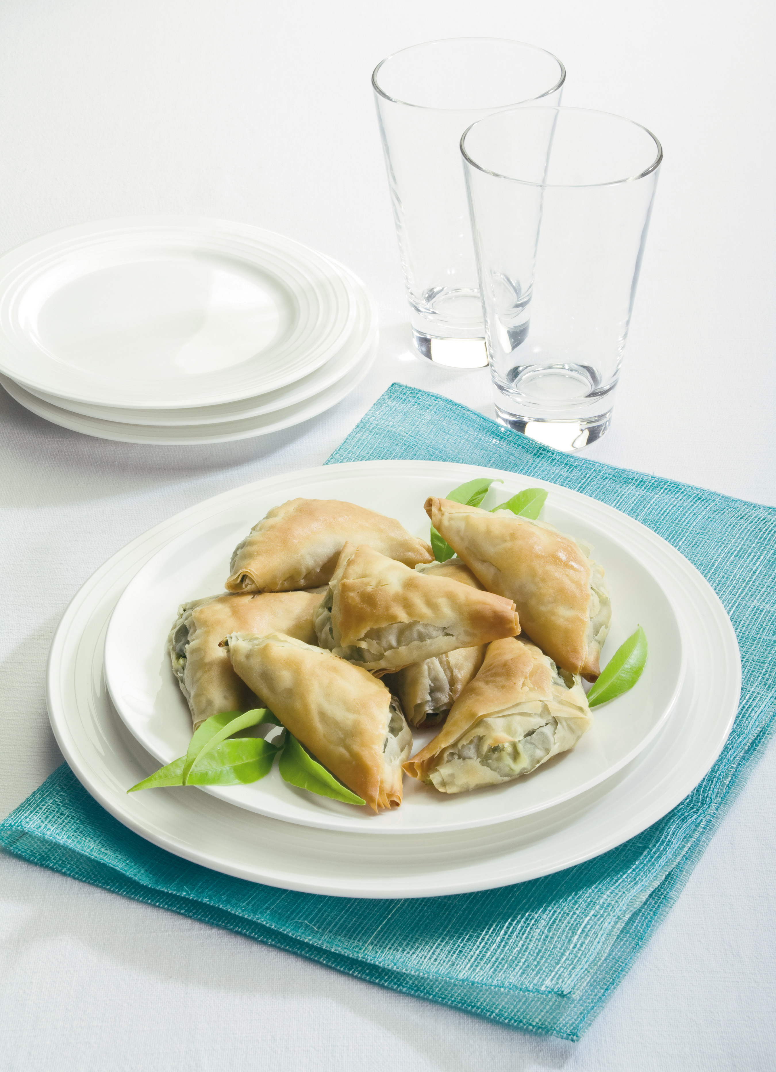 Triangoli di pasta fillo salati, ricetta sfiziosa al forno. 