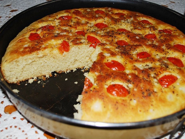 Focaccia pugliese con pomodorini: ecco la mia ricetta - Donna Moderna