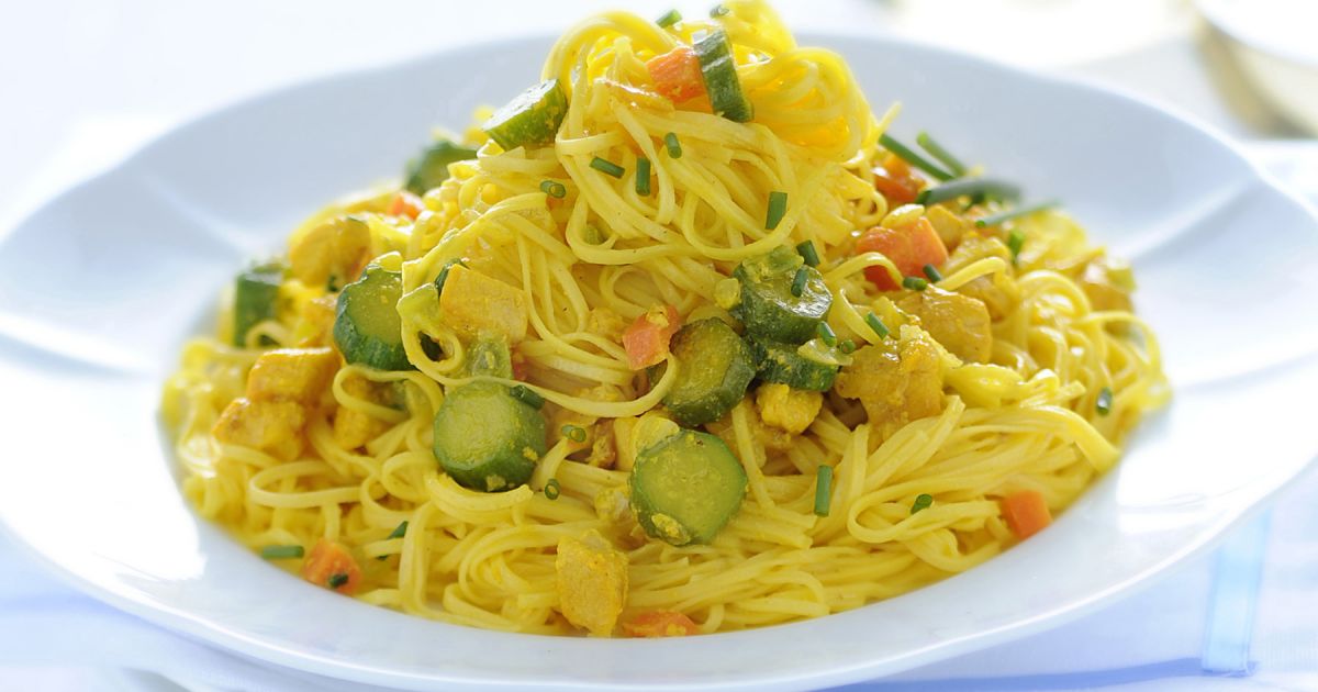 Ricetta Tagliolini con ragù di pollo e zucchine allo zafferano - Donna  Moderna