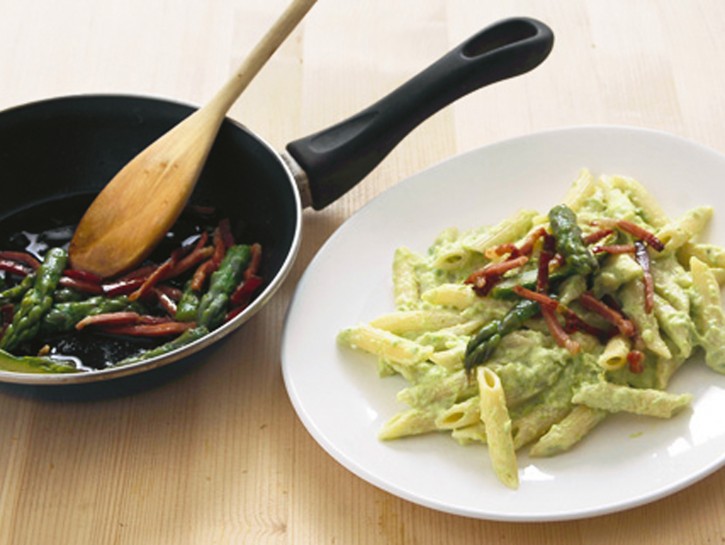 Ricetta Mini penne con baffi di asparagi e crema di spinaci - La Ricetta di  GialloZafferano