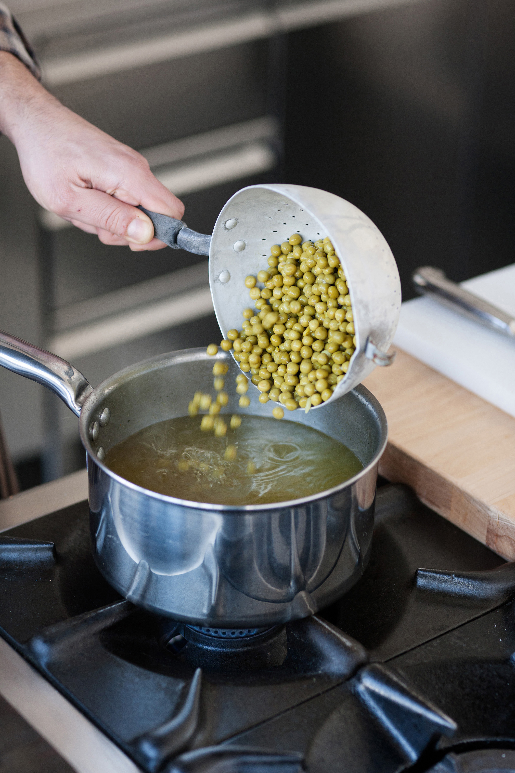 Ricetta Crema di piselli con polpettine di ricotta - Donna ...