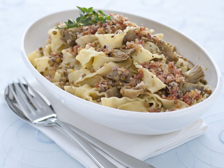 Penne di lenticchie rosse con carciofi al limone 