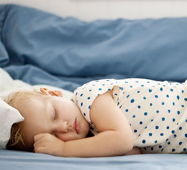 Sonno leggero del neonato: perché si sveglia facilmente