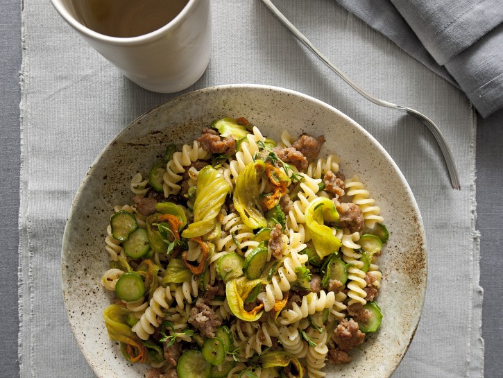 Fusilli Con Il Sugo Di Zucchine Fiori Di Zucca E Salsiccia Croccante Donna Moderna