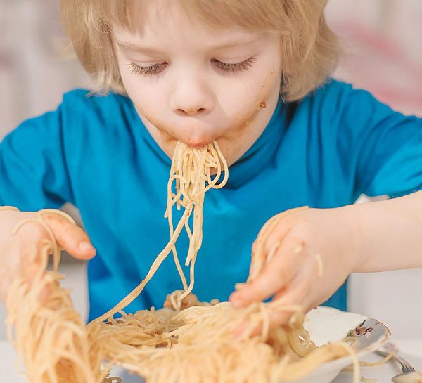 Bambini: come insegnare le buone maniere a tavola - Donna Moderna