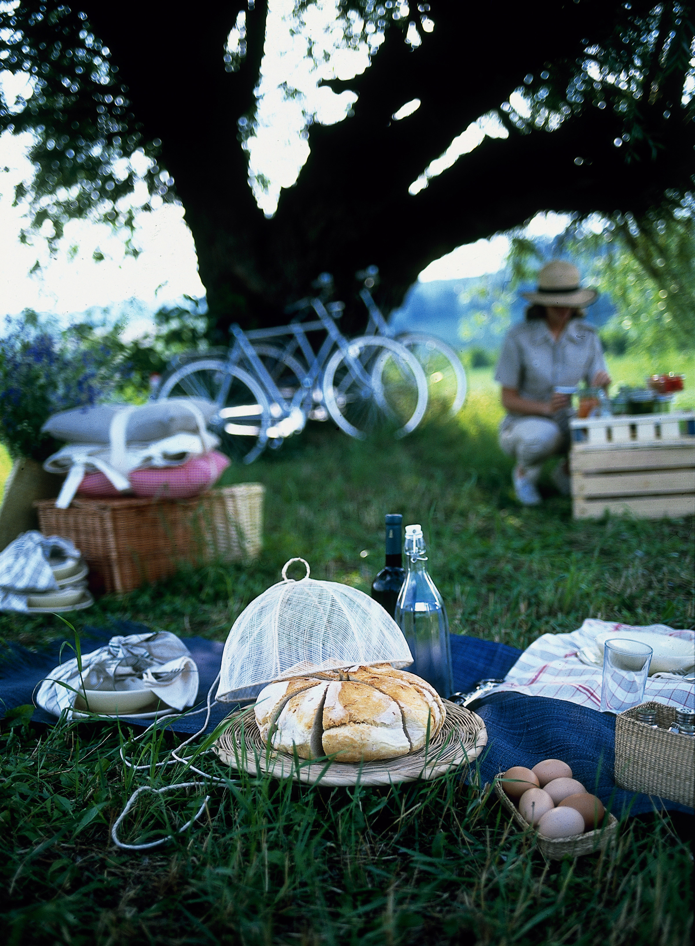 Cesto picnic sulla parete con bottiglia di limonata, scatola di