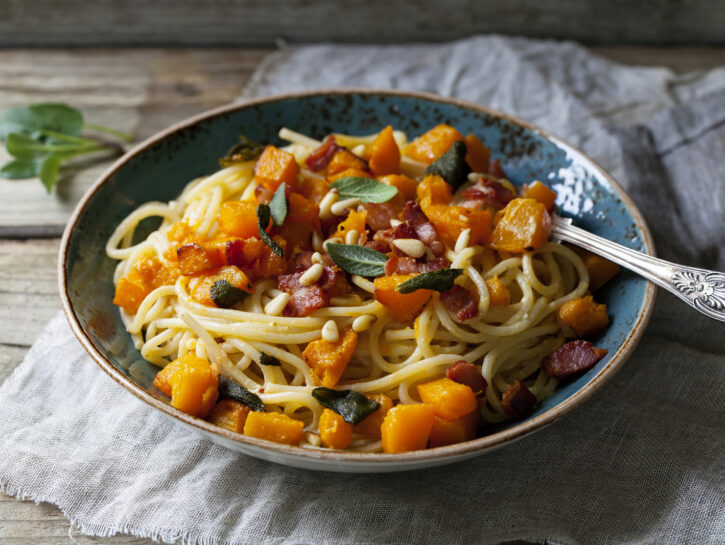 Ricetta Spaghetti veloci con zucca e pomodoro - Donna Moderna