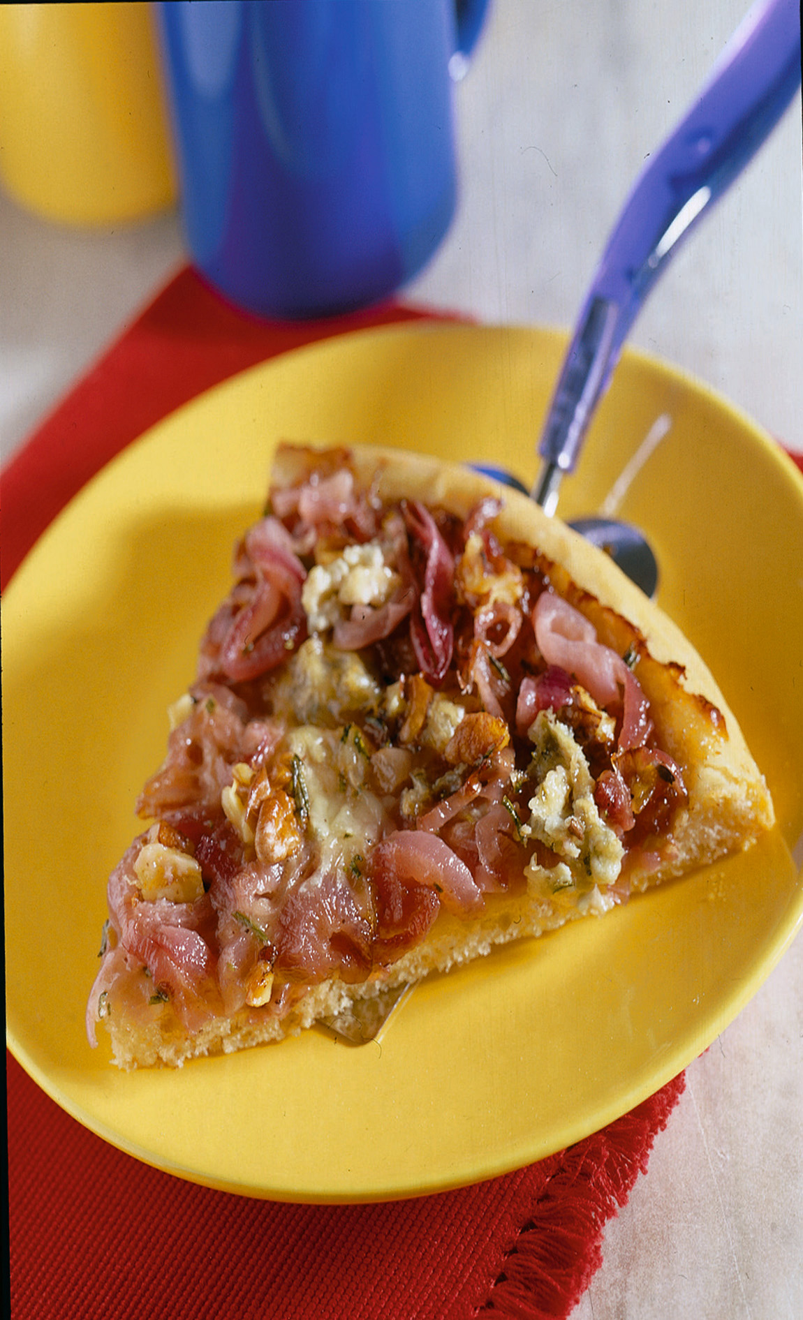 Ricetta Pizza con cipolle rosse caramellate, noci e ...