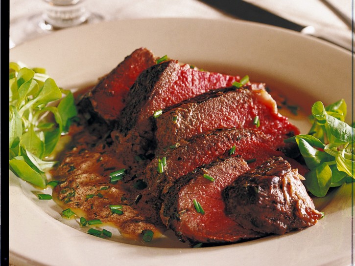 Ricetta Tagliata di manzo e salsa alle olive - Donna Moderna