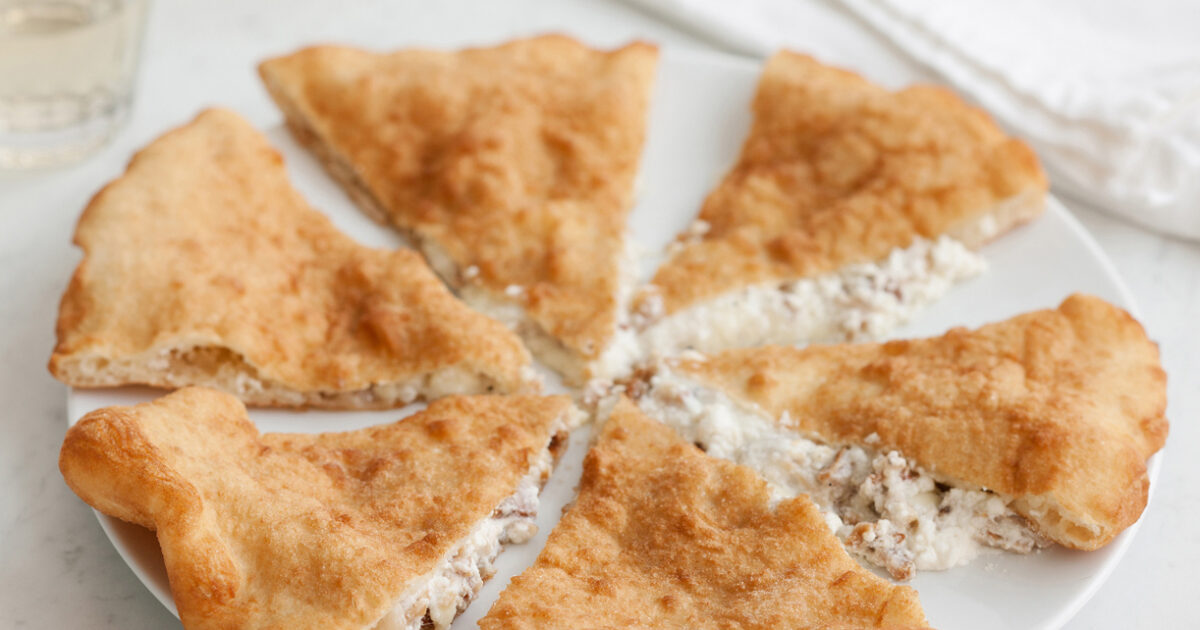 Pizza-fritta-con-ricotta-provola-e-ciccioli-ricetta-1200x630