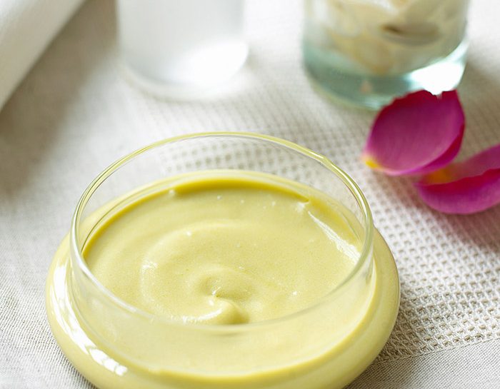 L’IMPACCO PER IL SENOFrulla la polpa di un avocado, due cucchiai di latte e uno di miele. Applica 