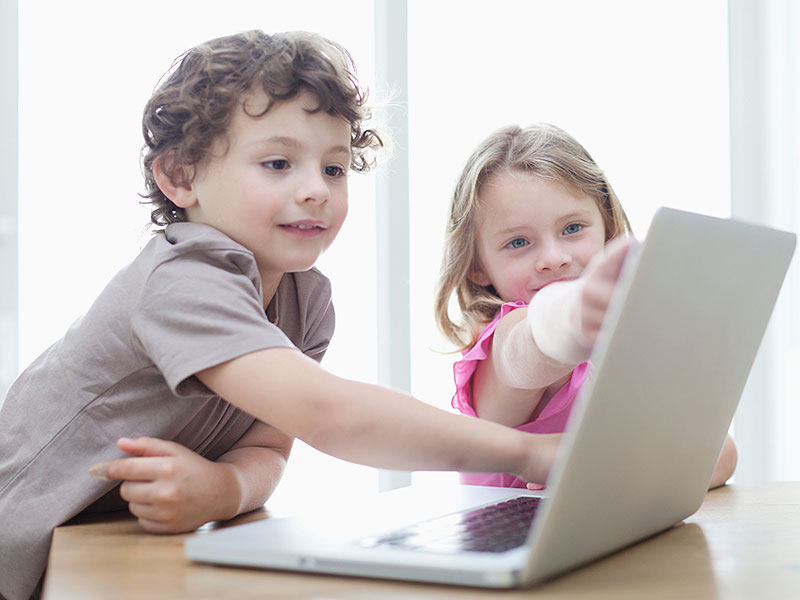 Studentessa preteen che fa i compiti con tavoletta digitale a casa. bambino  che utilizza gadget per studiare. istruzione e apprendimento a distanza per  bambini. homeschooling durante la quarantena. resta a casa  dell'intrattenimento.