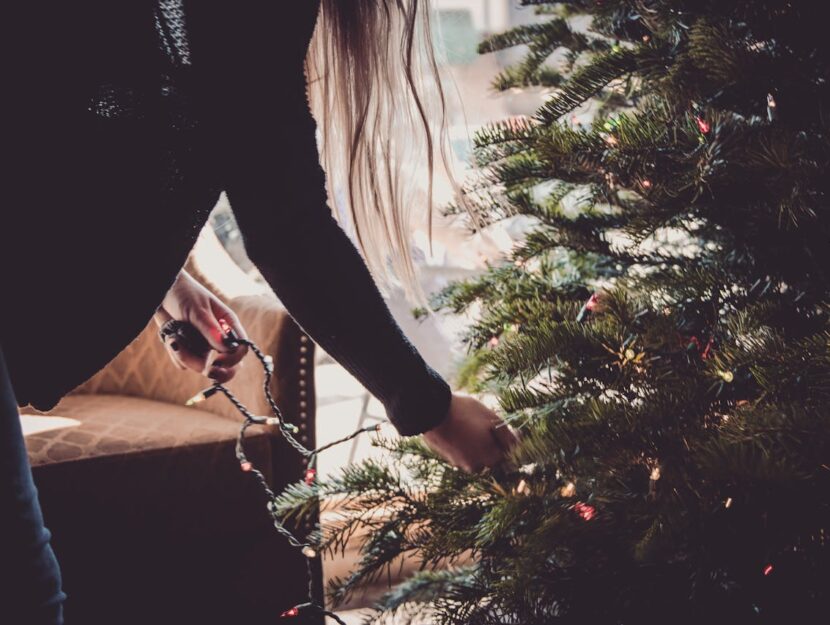 Dalla cima alla base: come mettere le luci all'albero di Natale