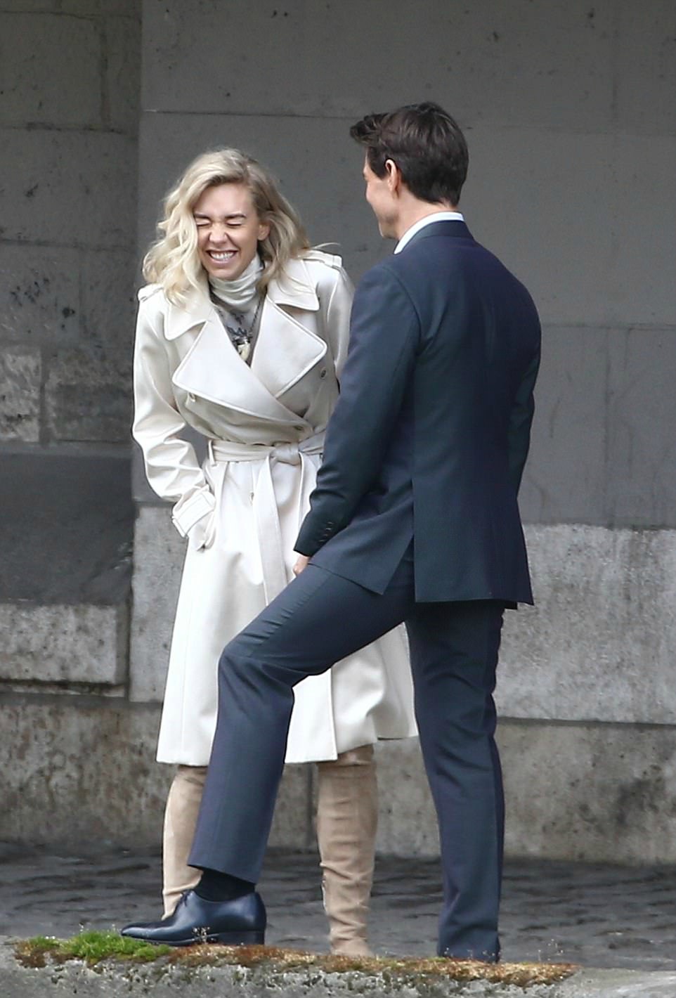 Tom Cruise tenero con la nuova fidanzata Vanessa Kirby di The Crown - Donna  Moderna