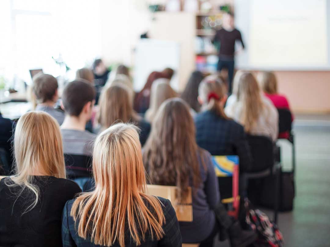 In piedi o seduti quando entra il professore? - Donna Moderna