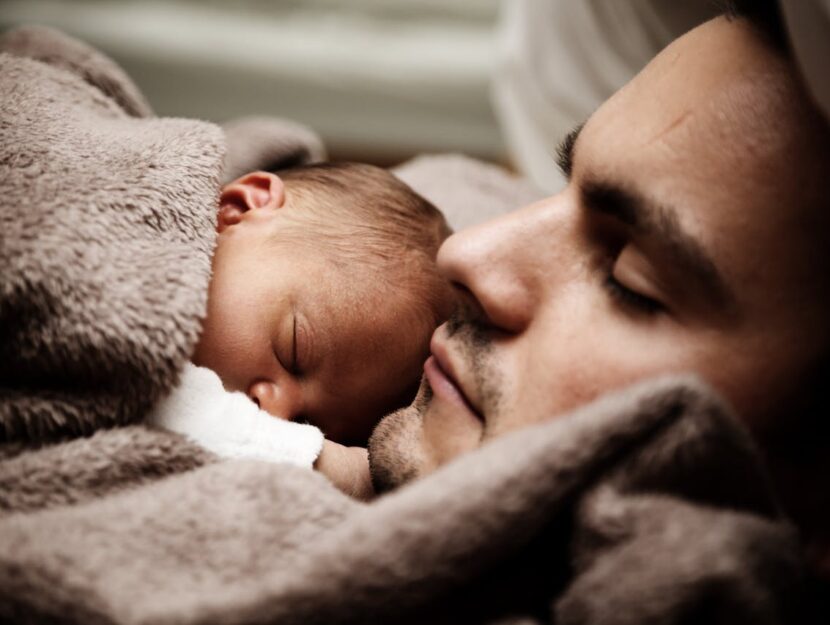 papà che dorme con il suo bambino