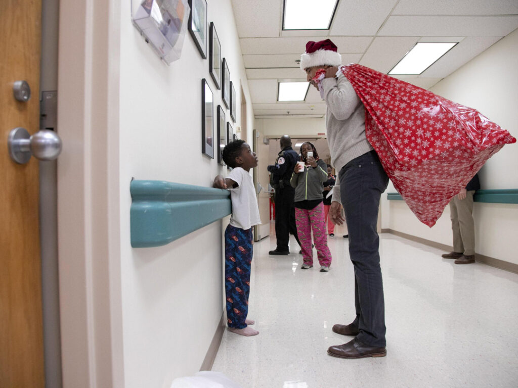 Barack Obama versione Babbo Natale consegna i regali in ospedale