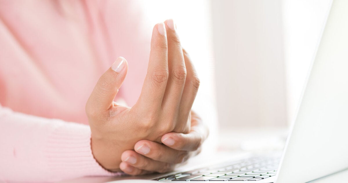 Esercizi per le mani per prevenire i dolori alle dita - Donna Moderna