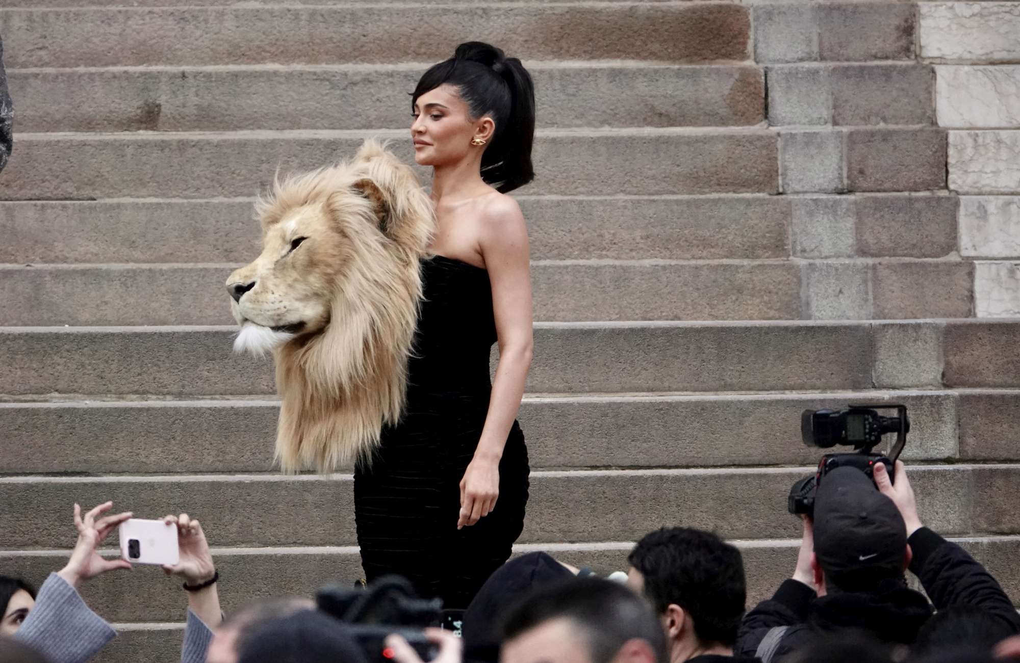 Kylie Jenner sfila con una testa di leone - Donna Moderna