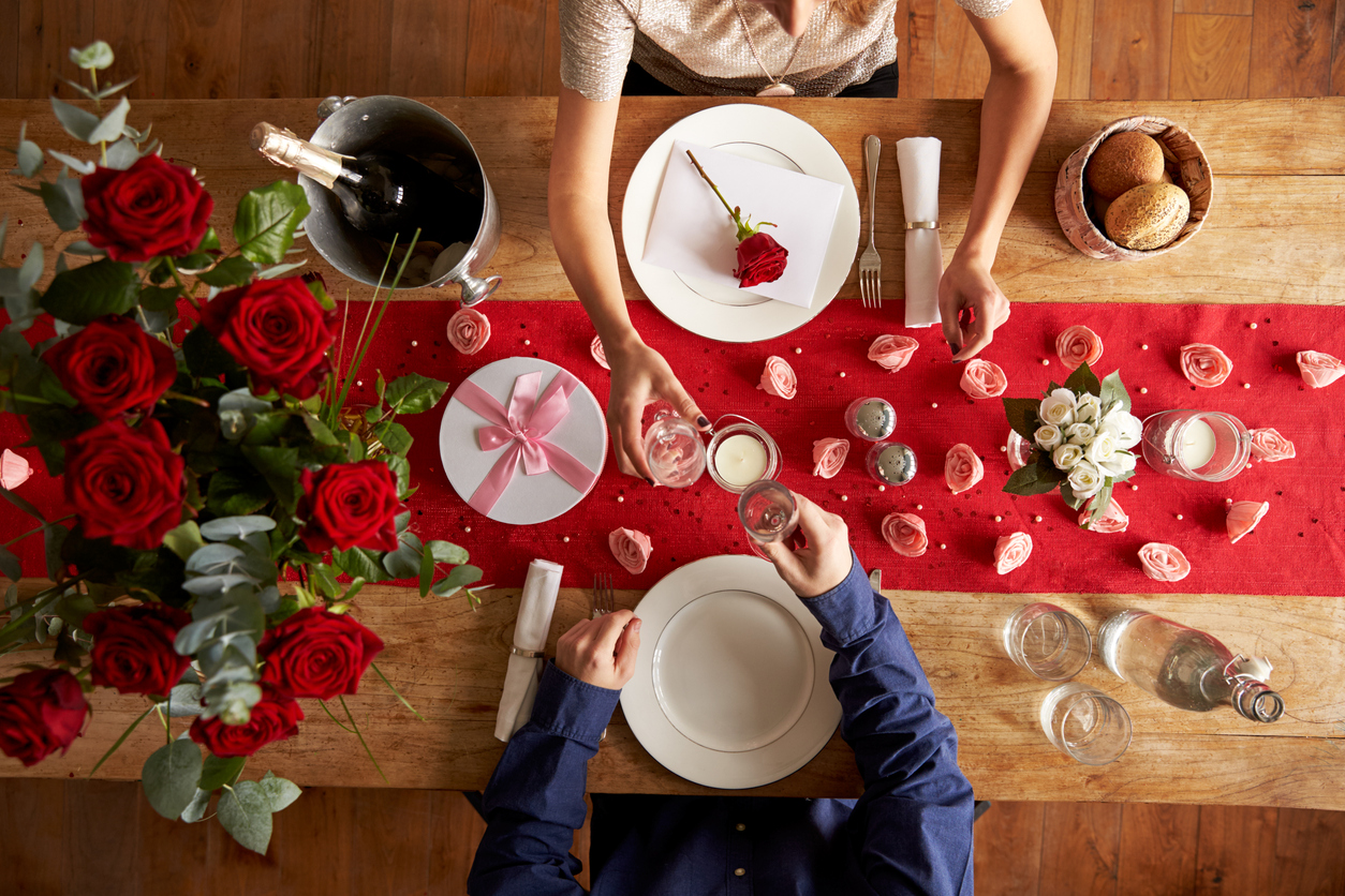 Centrotavola di San Valentino Cuori di San Valentino Composizione floreale  rossa rosa Gnomo Decorazioni per la tavola Centrotavola -  Italia