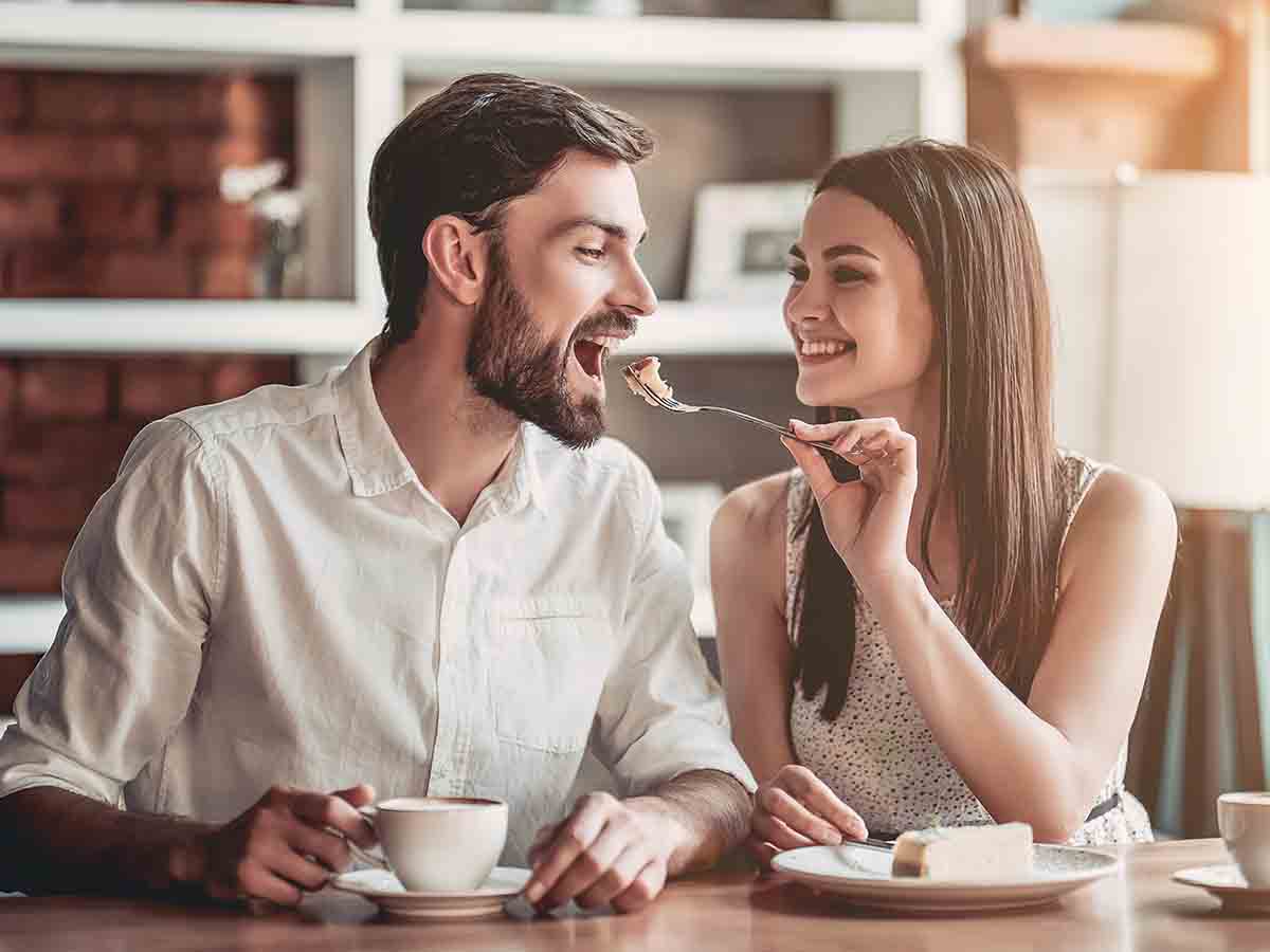 Coppia innamorata che fa colazione a letto