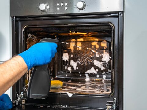 Come pulire il forno con la carta stagnola - Donna Moderna