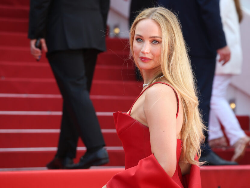 Carys Zeta Douglas debutta sul tappeto rosso di Cannes e ci