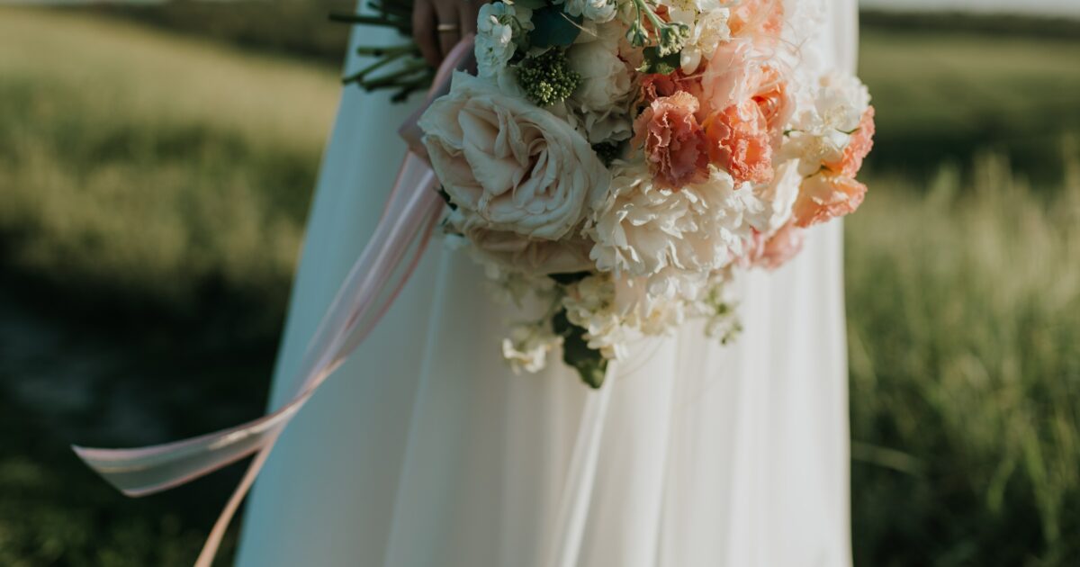 6 trucchetti per far durare più a lungo il bouquet da sposa