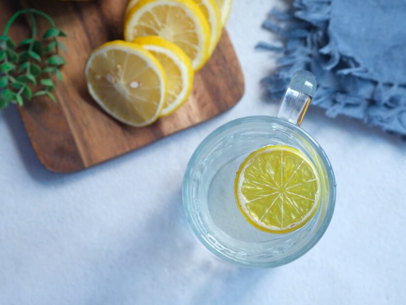Acqua e limone al mattino: fa davvero bene?