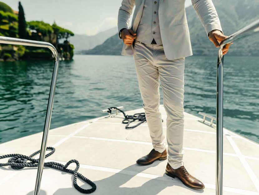 Uomo elegante in barca