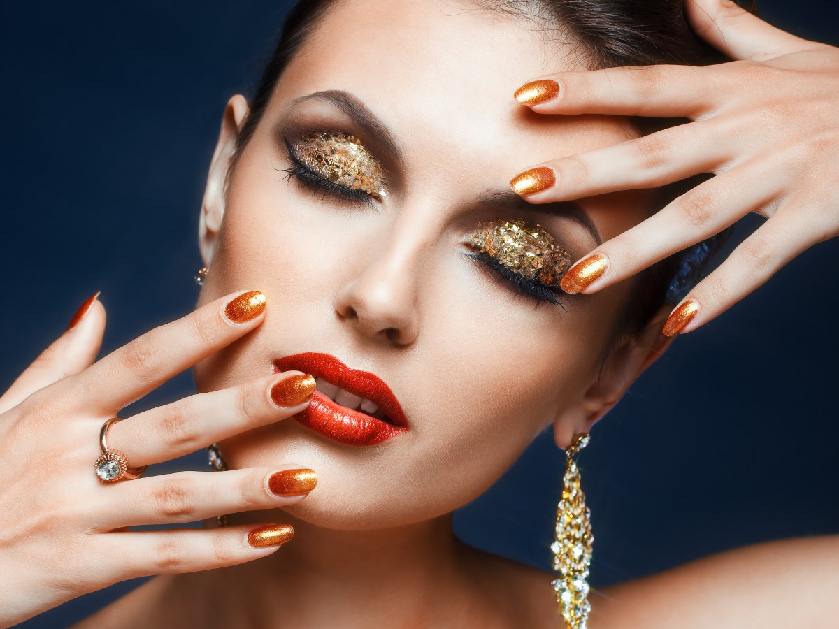 Per illuminare lo sguardo bastano i glitter: scopri il make up più in