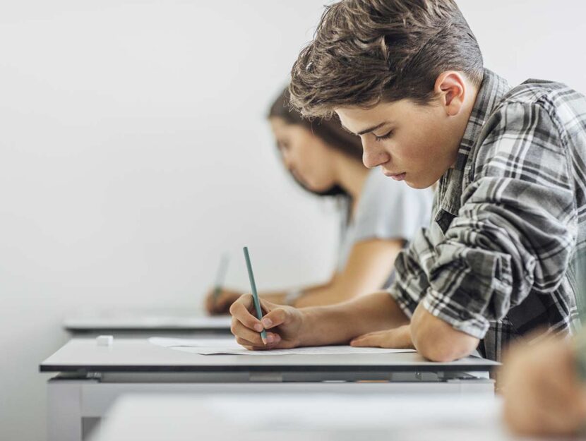 Studenti a scuola durante un compito in classe