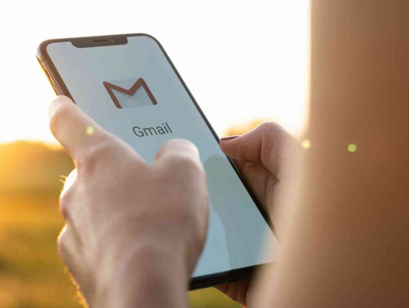 Una donna usa Gmail sullo smartphone