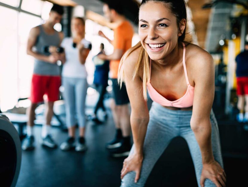 Giovane donna sorridente in palestra