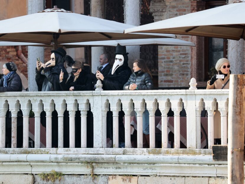 Guanti Bianchi E Carnevale Di Venezia Immagine Stock - Immagine di  particolare, halloween: 53709767