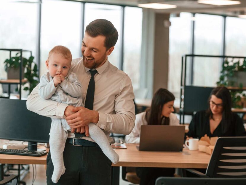 Papà manager ha in braccio il suo bambino